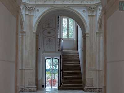 Ci avventuriamo sulla raffinata scala con intradosso decorato che porta ai piani superiori...